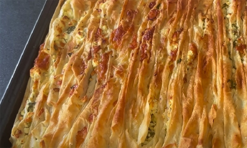 Минутный пирог из листового теста фило: секрет влажного и сочного блюда, которое проще, чем кажется