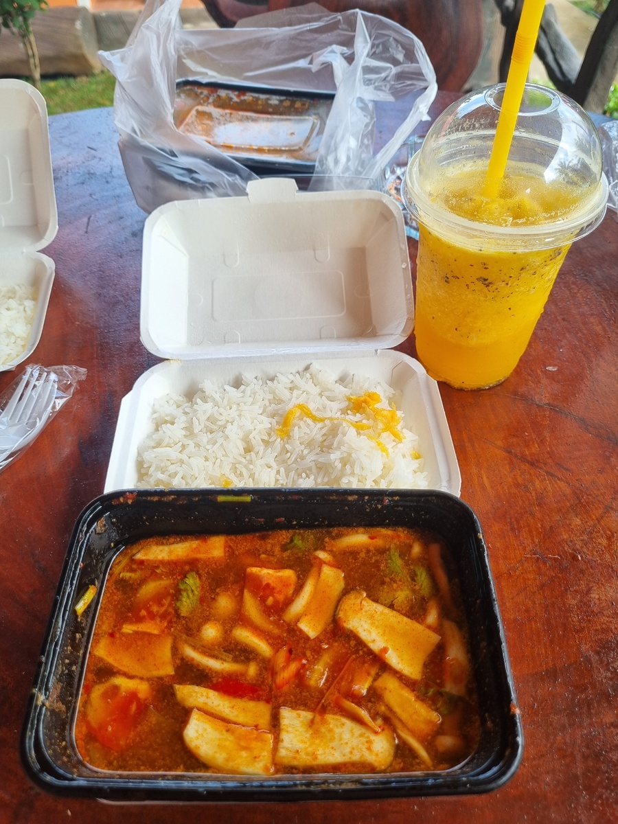 Под конец пребывания на Ланте муж открыл для себя грибной Том ям! Очень пожалели, что не брали с грибами раньше - это очень вкусно! Тот, кто читал первую часть, наверняка помнит про эстетику?😉😆