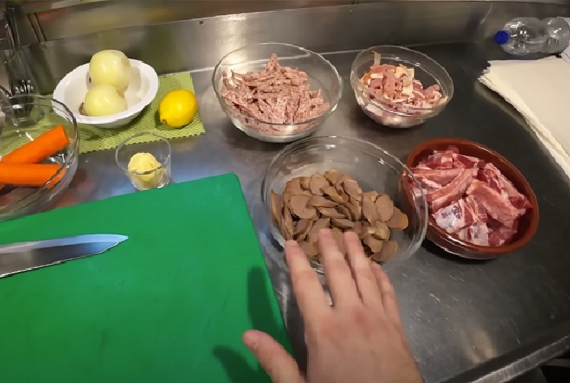 Готовим насыщенную морскую солянку по рецепту судового повара