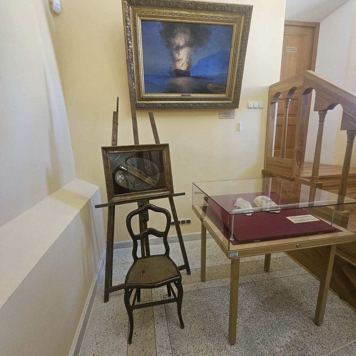 Феодосия, Музей Ивана Константиновича Айвазовского. Мольберт и кисти Великого Мастера. (фото автора)