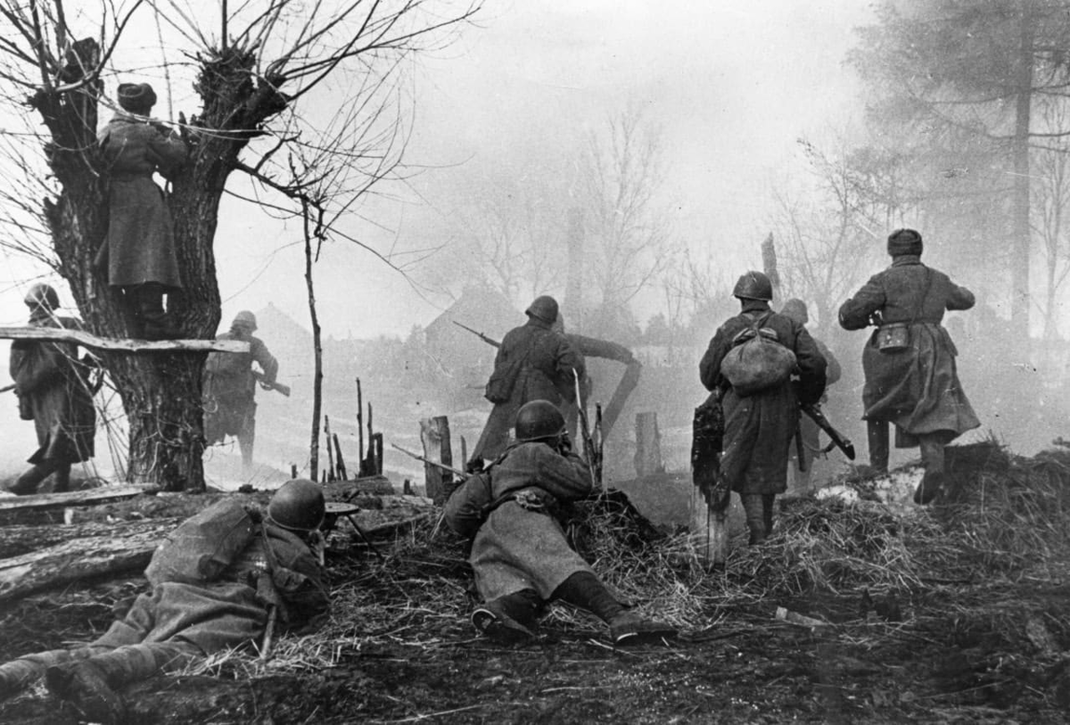 Красноармейцы в бою под Юхновым, финал Московской битвы, март 1942 года