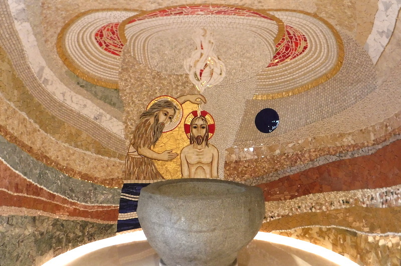 Отделка стен вызывает в памяти образцы советского дизайна с извечным желанием подчеркнуть богатства уральских недр