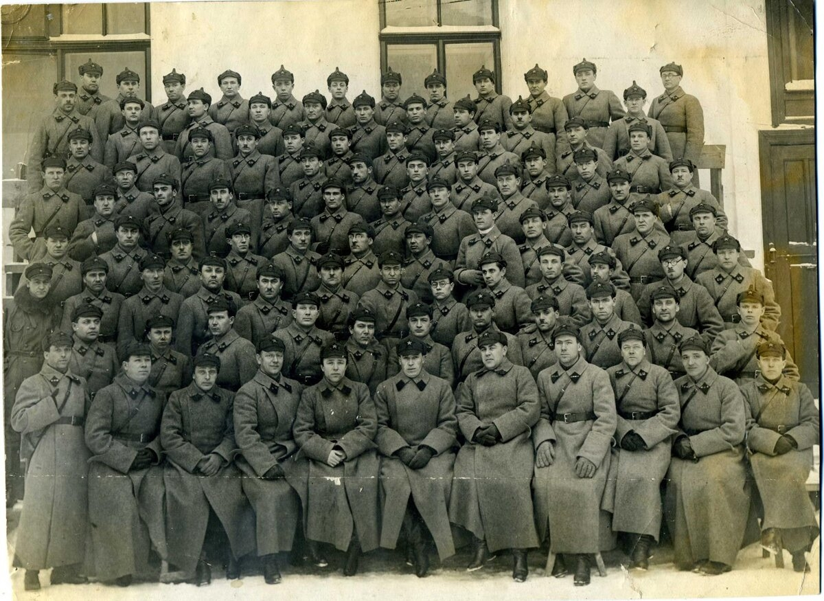 Курсанты и преподаватели ЦШ ОГПУ СССР. г. Москва, предположительно, осень/зима 1931(?) - декабрь(?) 1932(?) гг.
Первый ряд: 5-й слева - Баштаков Леонид Фокеевич (1900- 1970) - лаборант, ст. руководитель дисциплин Центр. школы ОГПУ—НКВД СССР (23.08.1930—03.1937).