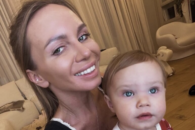     Возлюбленная Андрея Аршавина снялась у него на руках и показала лицо их годовалой дочери