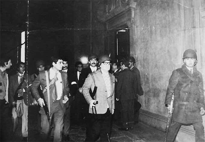    Дворец «Ла Монеда» вошел в историю иначе, чем дворец «Мирафлорес», резиденция Мадуро