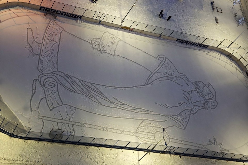    Увидеть рисунок целиком можно с высоты 25 этажа Фото: Леонид Валитов