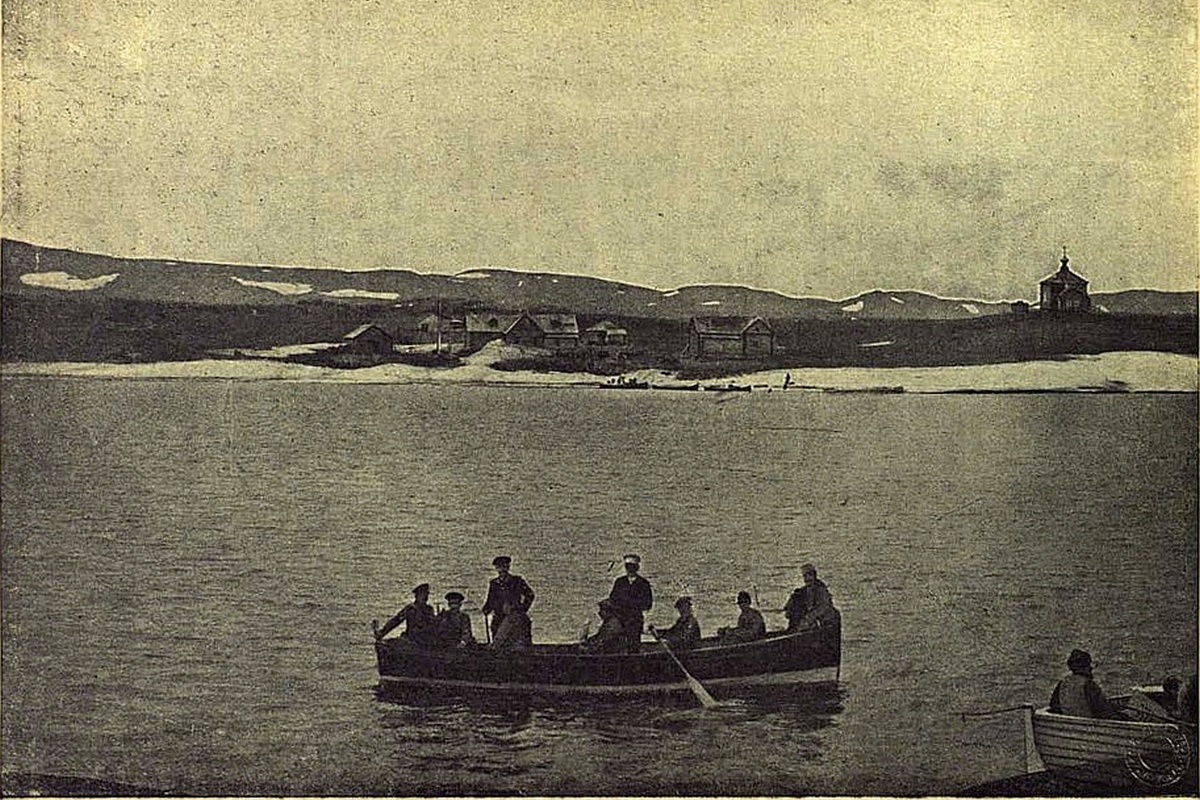    Становище "Кармакулы" (церковь справа на заднем плане), фото опубликовано в издании "Церковные Ведомости", №8 1914. / sobory.ru