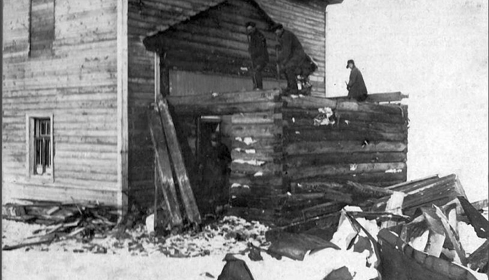    Малые Кармакулы. Разборка церкви в марте 1934 года. Фото сделано Николаем Стебницким. / Фото: ekb.aonb.ru