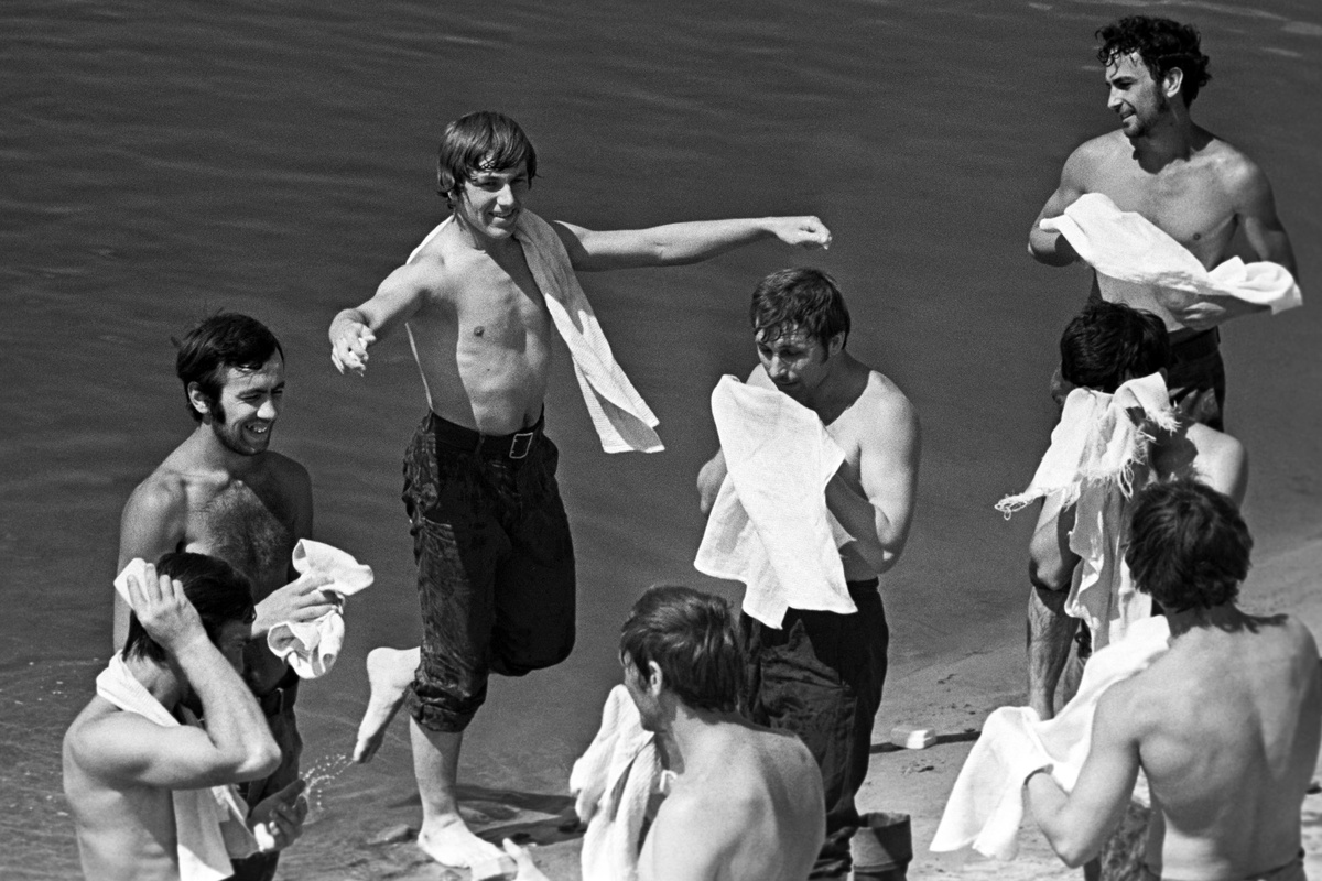    Студенты Московского института химического машиностроения во время купания в реке Уда у палаточного лагеря интернационального отряда "Ермак" на станции Чуна. 1975 год. /Эдгар Брюханенко / ТАСС