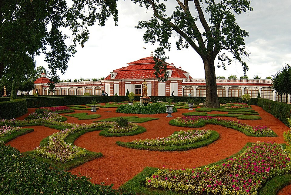 Монплезирский сад. Источник: CC BY-SA 3.0, автор Гаутама Будда, собственная работа. Это фотография объект культурного наследия в России, номер: 7810406076. Wikipedia.