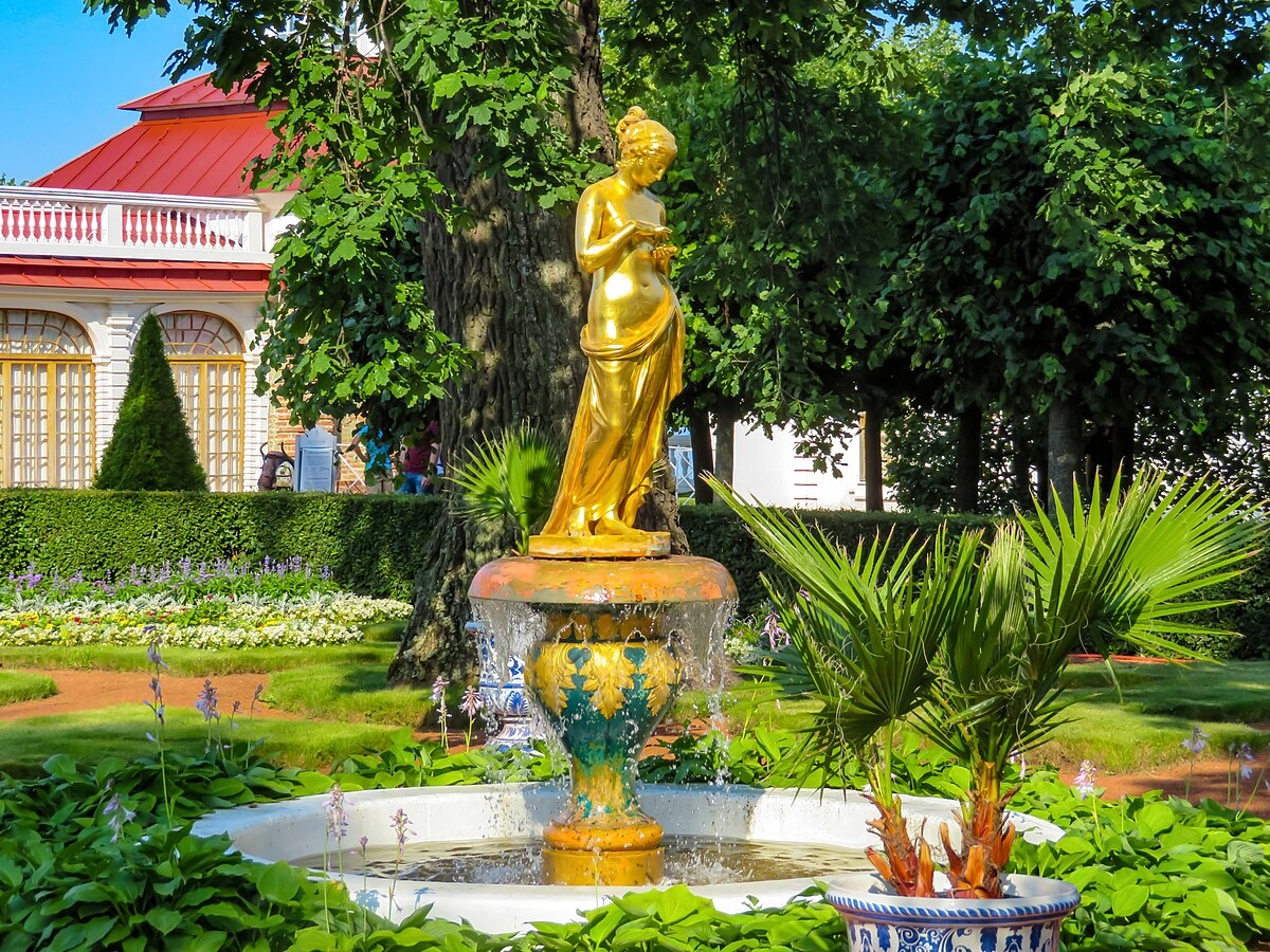 Статуя "Психея" во дворе Монплезир. Петергоф. Источник:  Creative Commons 4.0 International, автор Никонико962. Это фотография объекта культурного наследия в России, номер: 7810406159