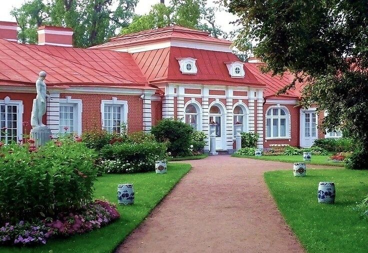  Фрагмент фасада дворца Монплезир. Петергоф. Источник: Pnterest