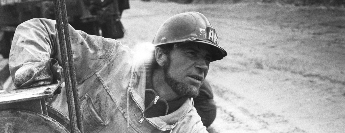    Читинская область. Иван Николаевич Варшавский во время укладки железнодорожного полотна на участке временного обхода через строящийся Кодарский тоннель. / ТАСС