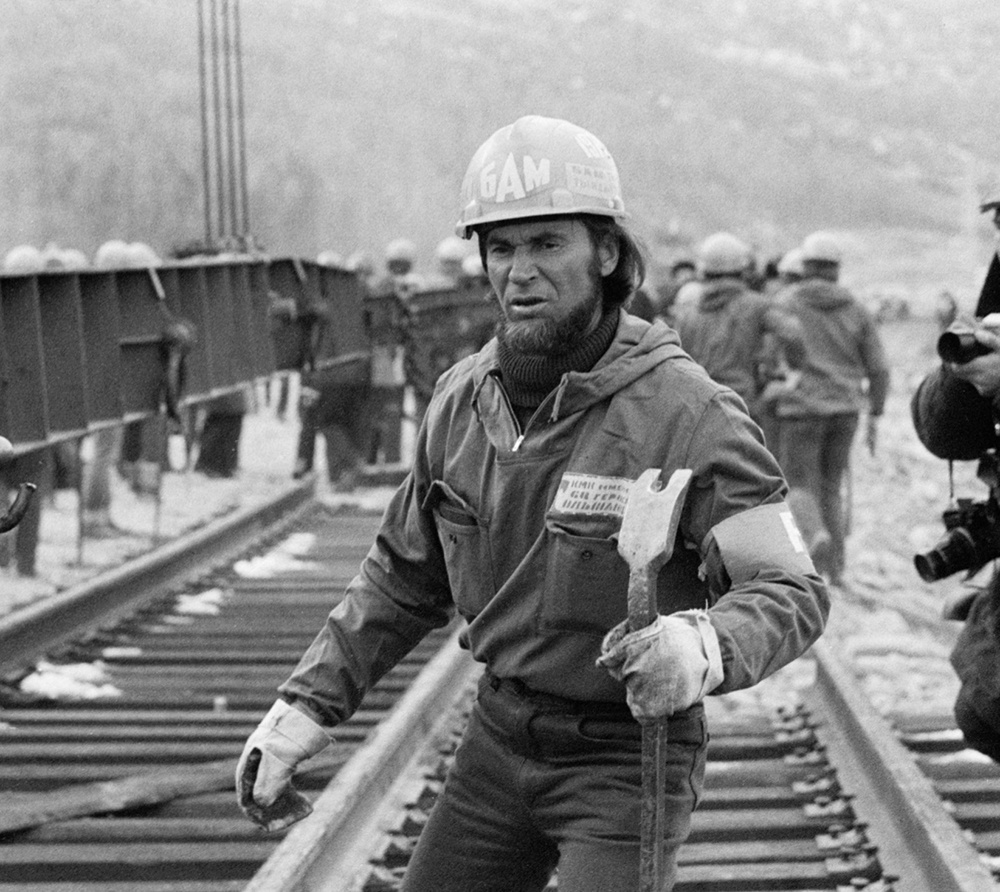    Иван Варшавский во время торжественной церемонии стыковки главного пути Байкало-Амурской магистрали на разъезде Балбухта. / Фото: ТАСС