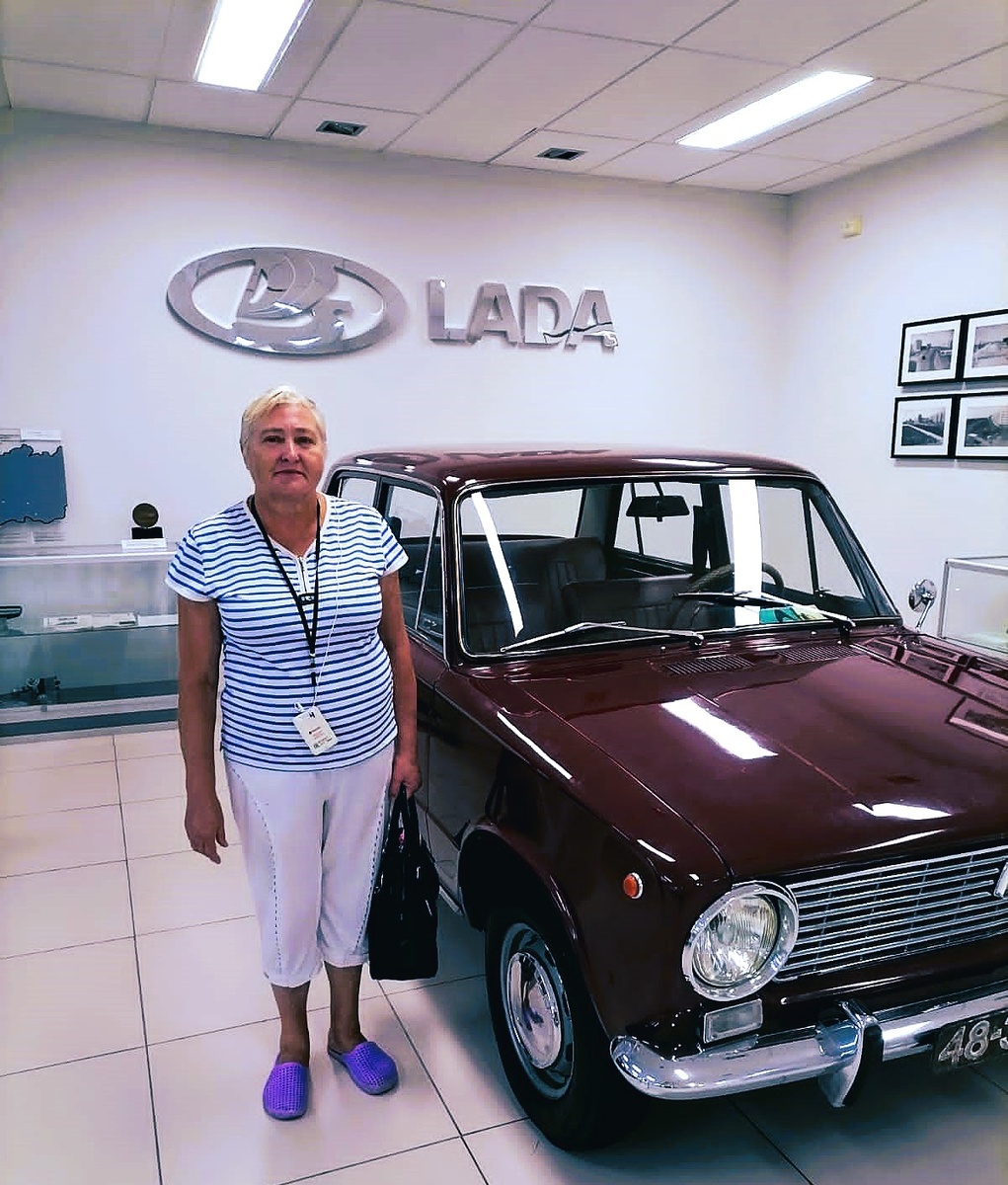 Маму сфотографировала рядом с ней