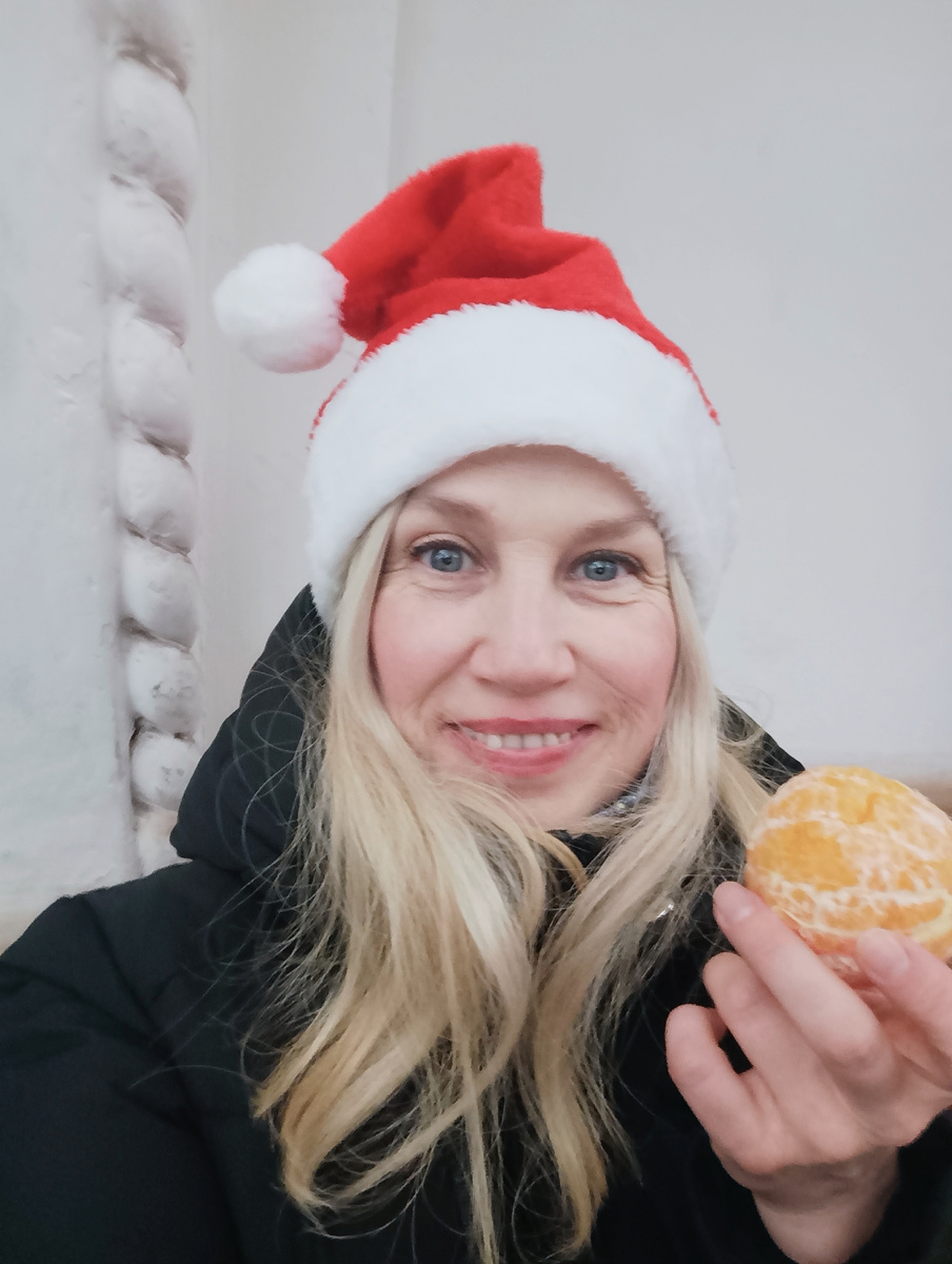 Светлана, в недрах московского метро и с новогодней мандаринкой🍊