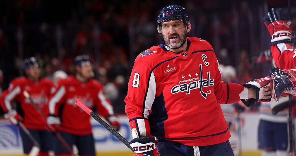 Овечкин получил удар клюшкой в лицо и потерял зуб во время матча НХЛ