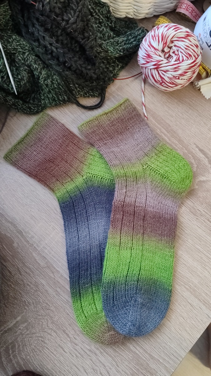 Первые носочки Нового 2026 года готовы. Пряжа ,Forza Festival , цвет 2910.