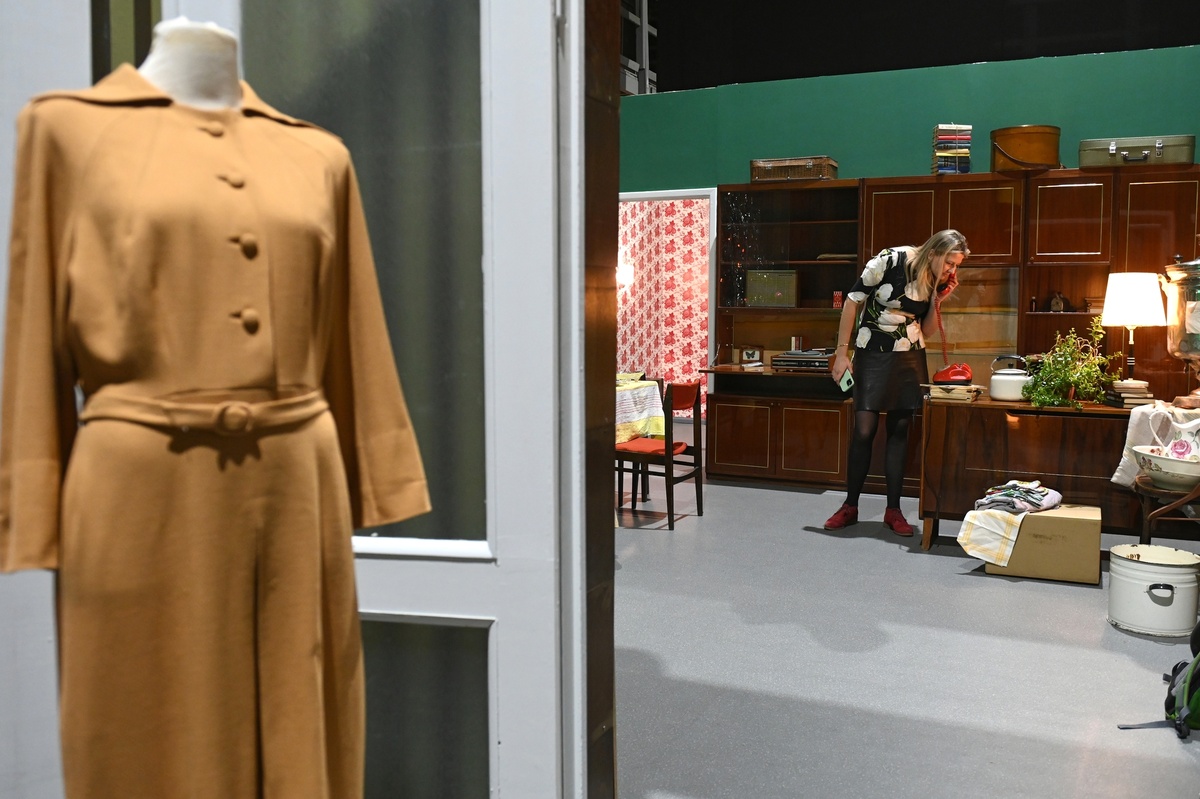     Знаменитое горчичное платье Нади Шевелёвой, главной героини кинофильма «Ирония судьбы, или С лёгким паром!» / РИА Новости / Максим Блинов