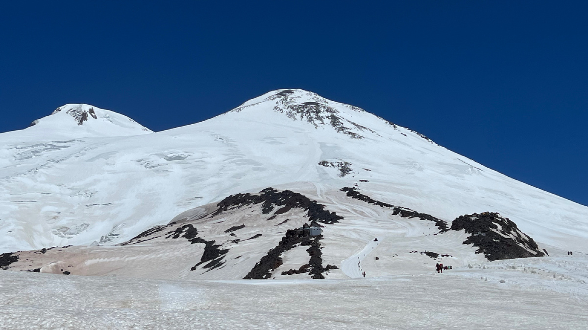 Эльбрус с приюта, недалеко от верхней станции канатки. Фото Мишиной Аллы. 