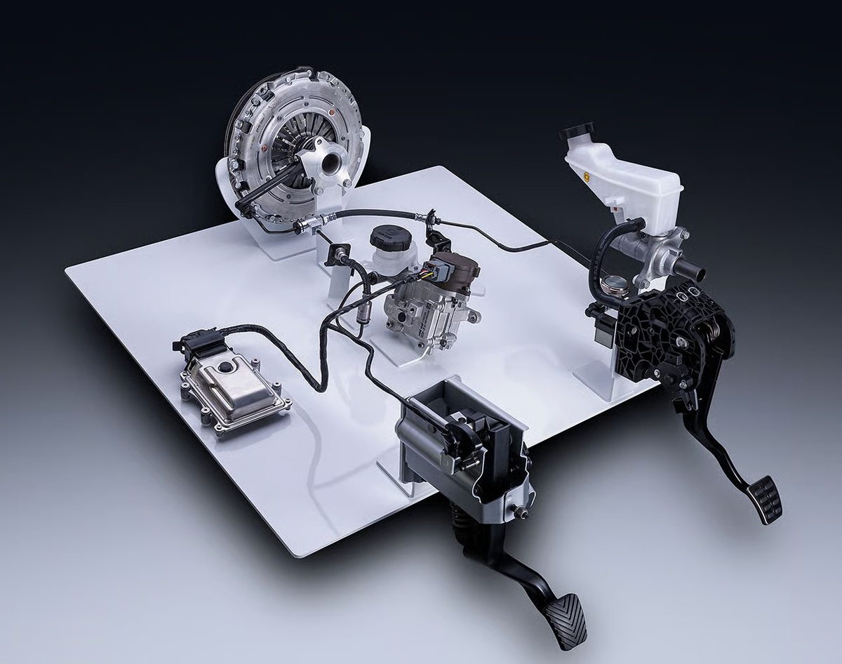 Фото kia.com. Cправа — традиционный педальный узел с прямой гидравлической связью; слева — интеллектуальная трансмиссия iMT, где управление сцеплением передано электронному блоку и актуатору.