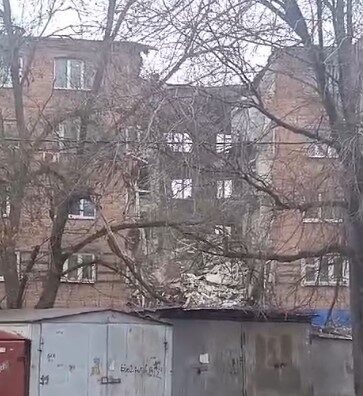    дом на Нариманова снова обрушается // фото: телеграм-канал "Тютина"