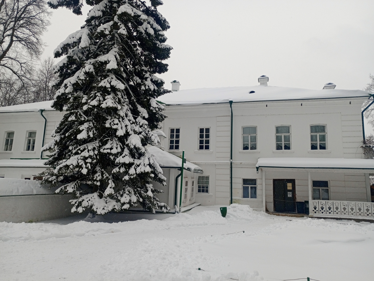 В этом доме Толстой написал "Войну и мир". Фото автора. 