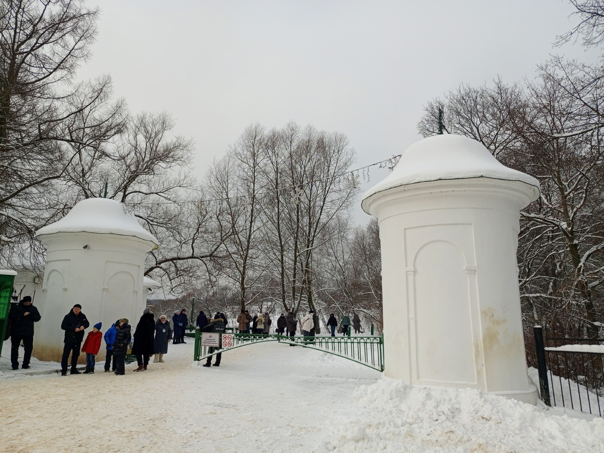 Мы проходим между белыми башенками - прежде здесь были железные ворота. Фото автора. 