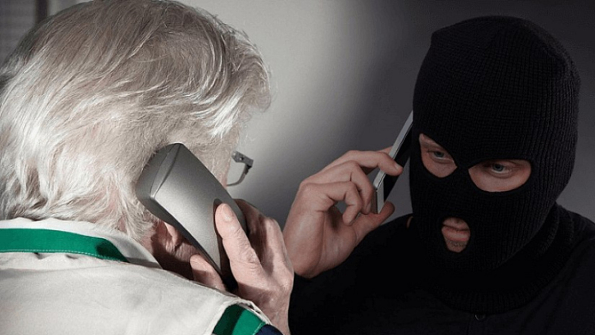 Жертву убеждают перевести все сбережения со счетов банков на один «безопасный» счет