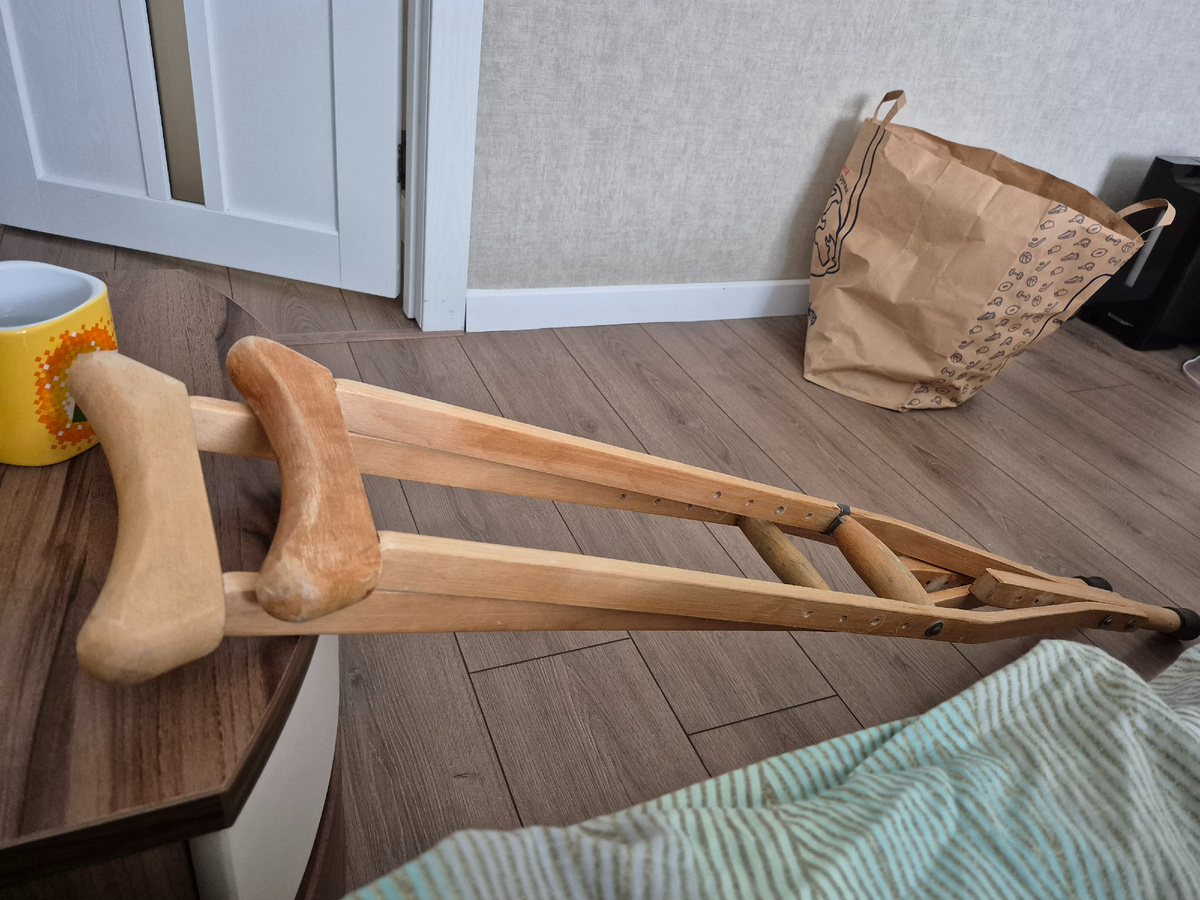 С марта и почти до июня я проходила на костылях