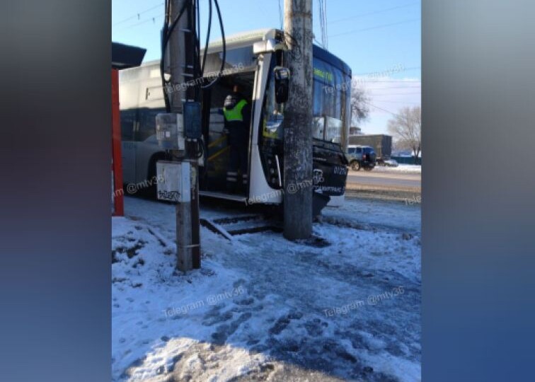 Автобус врезался в столб на остановке в Воронеже