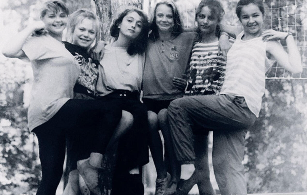 Ирина Пегова (крайняя слева) в компании школьных подруг.