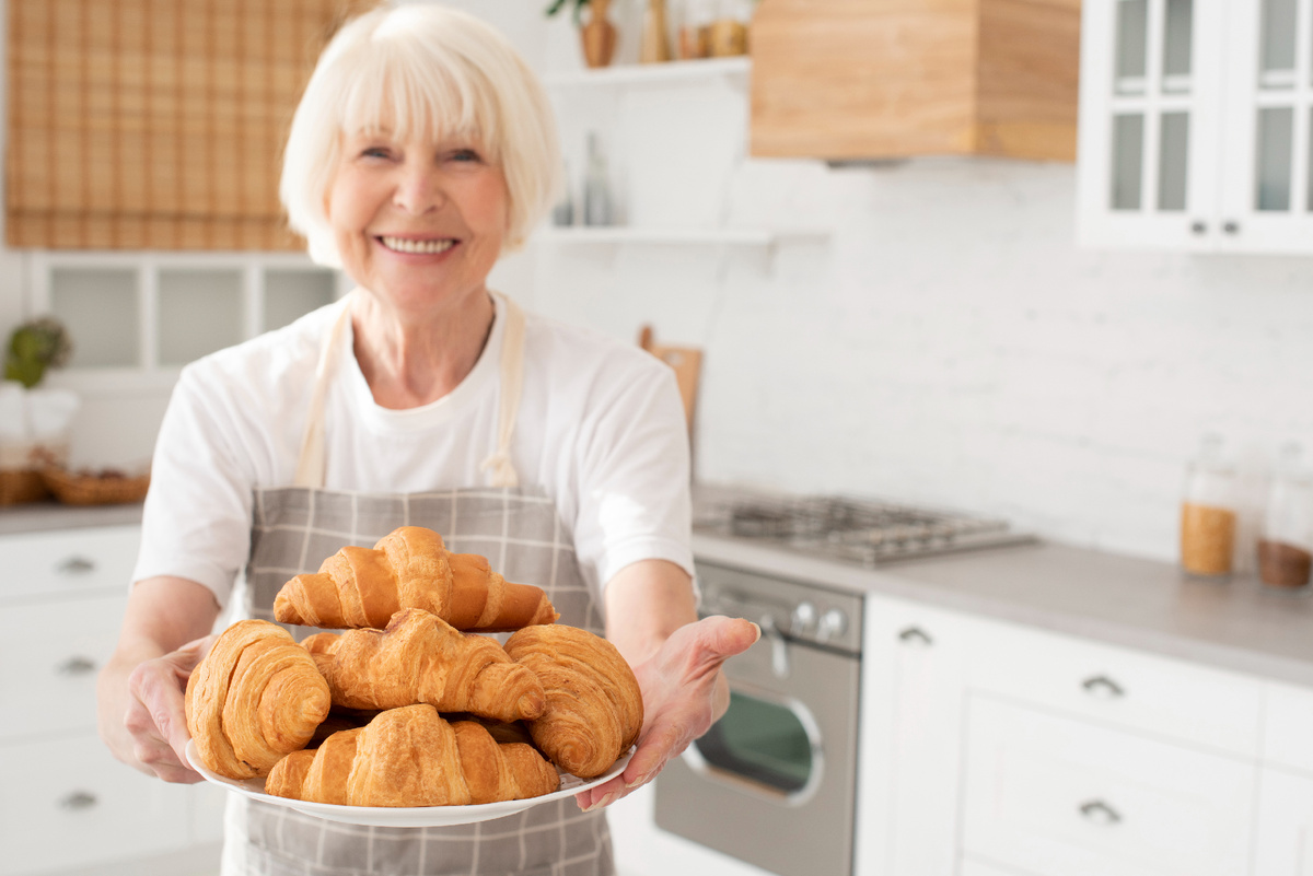 <a href="https://ru.freepik.com/free-photo/smiley-old-woman-holding-plate-with-croissants_5927145.htm">Изображение от freepik</a>