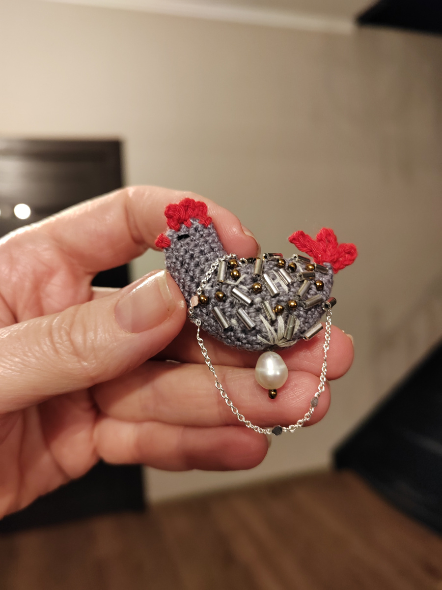 Моя брошь курочка в готовом виде 