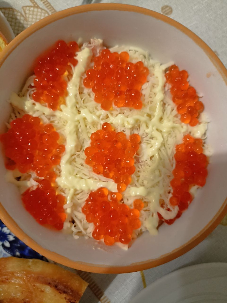 праздничный салат с морепродуктами - фото автора