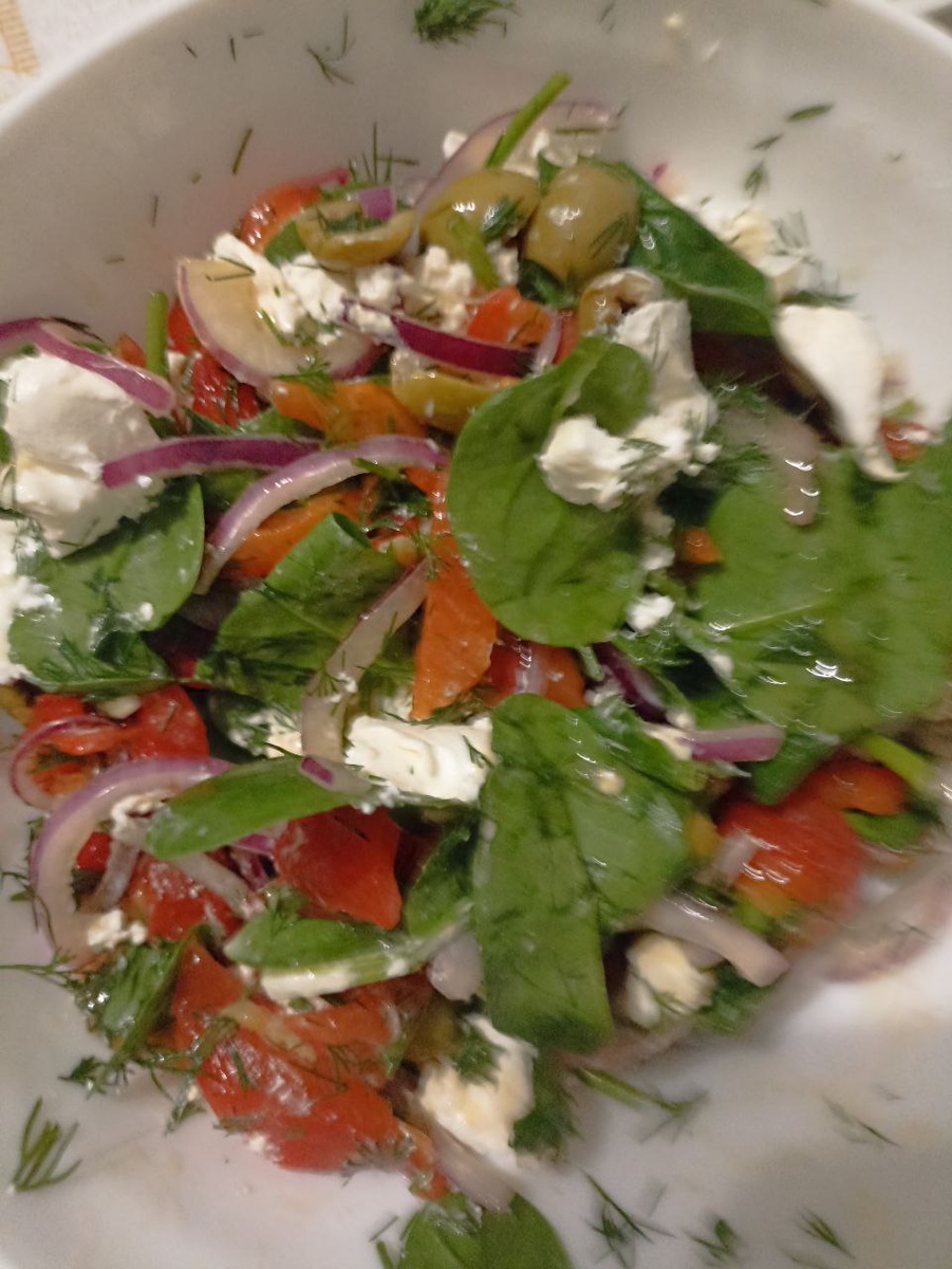салат греческий с запеченными перцами, оливками, шпинатом и красным луком с добавлением мягкого сыра мацарелла