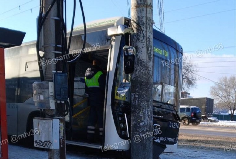 В Воронеже автобус № 49 влетел в столб: пострадала пассажирка