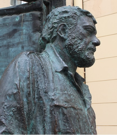 На фото памятник Генеральному секретарю неувядающего учения "Шустизма-Вульфинизма" товарищу Вульфию (ну очень похож!)