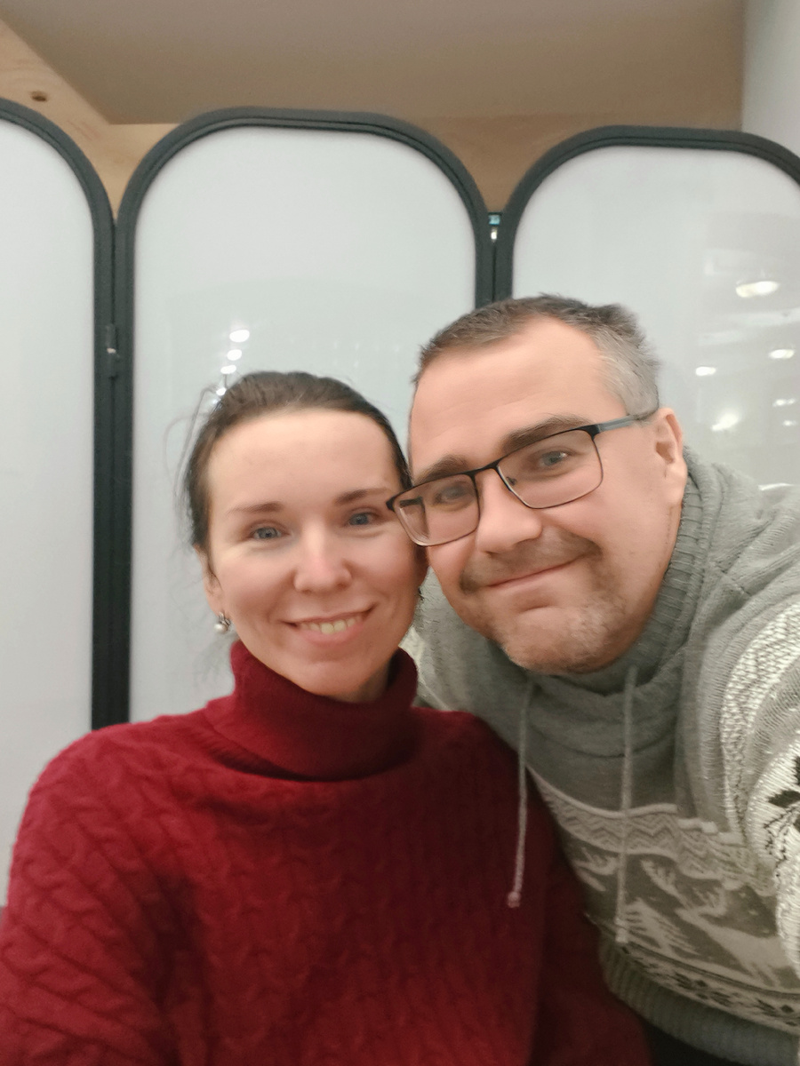 С мужем в фойе