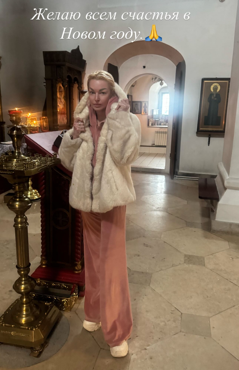    Анастасия Волочкова в церквиСоцсети Анастасии Волочковой