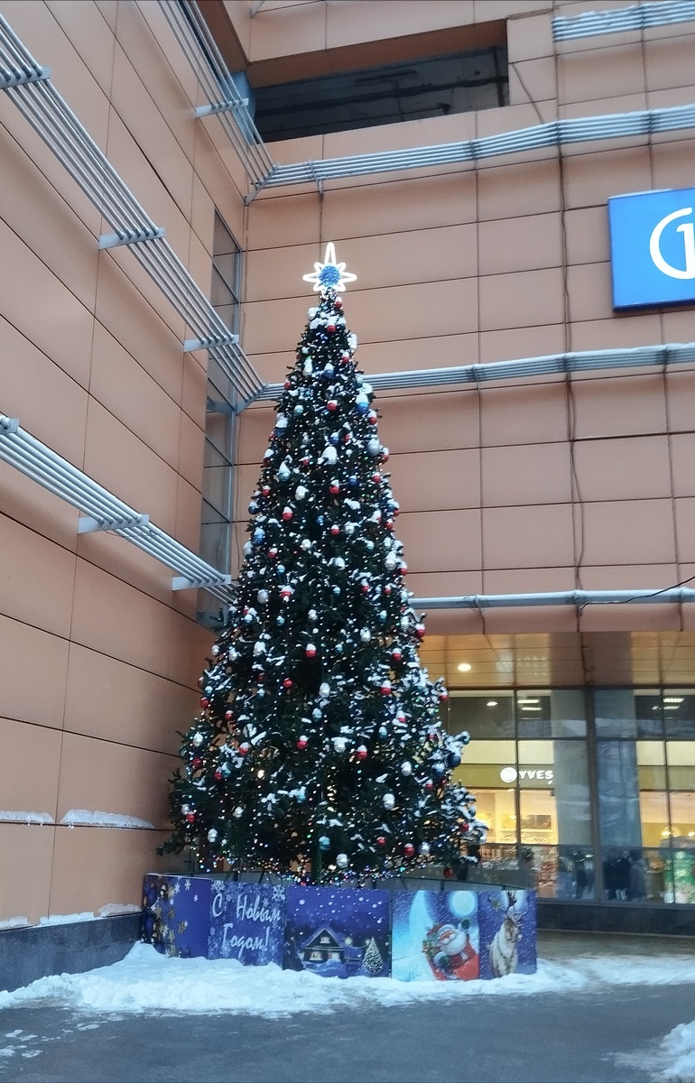 Ёлка у ТЦ Речной.
