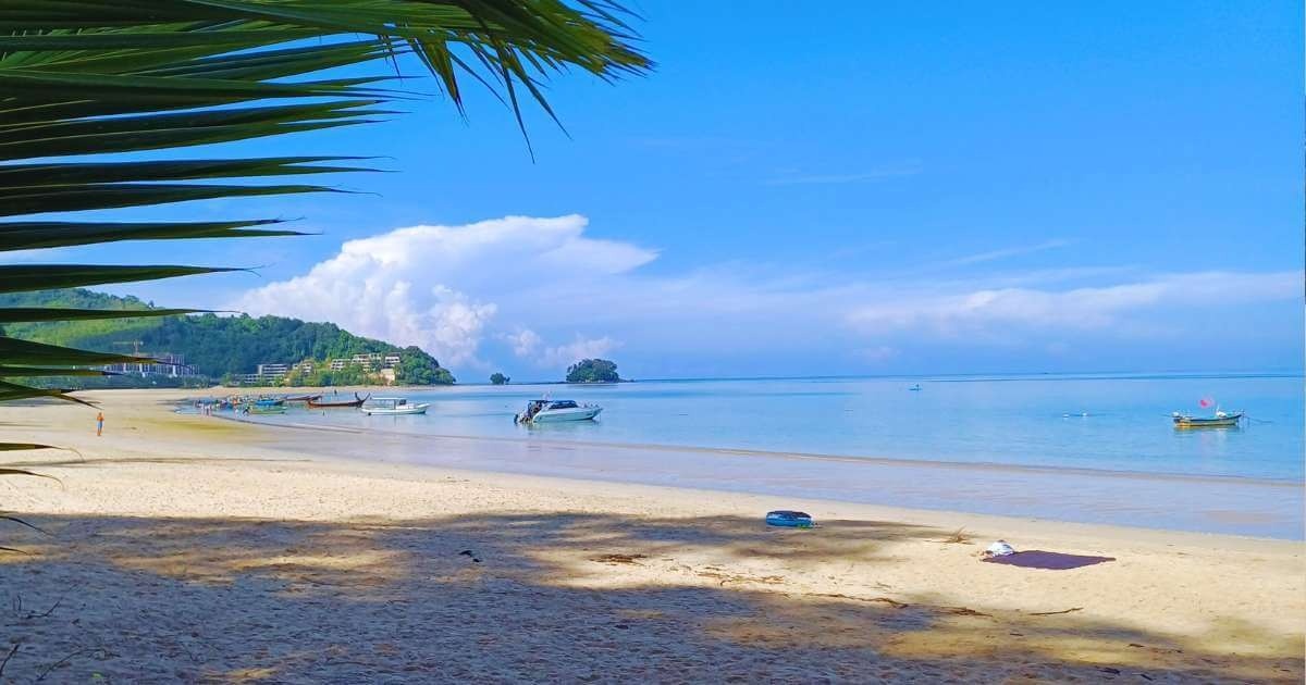 Северную часть пляжа любят посещать местные жители, а центр идеально подходит для туристического отдыха: тут есть лежаки с зонтиками, ларьки с фруктами, рестораны и кафе, массажные салоны, душ, туалет и парковка для байков.