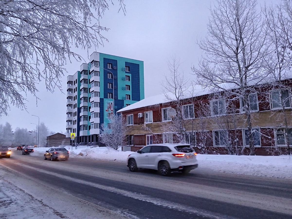 Фото автора. Соседство новых домов и стареньких *деревяшек*