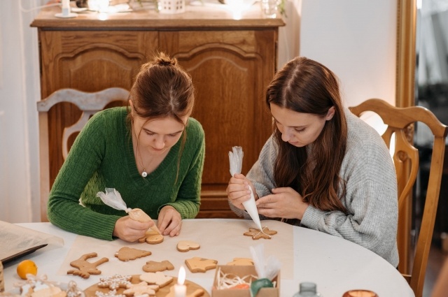    5 января можно испечь печенье и весело провести время с близкими. Фото: www.pexels.com