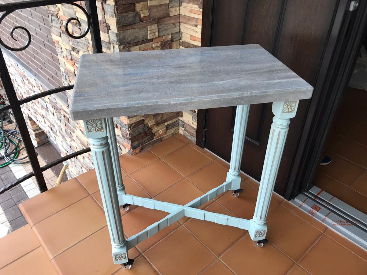 столик из акрилового камня