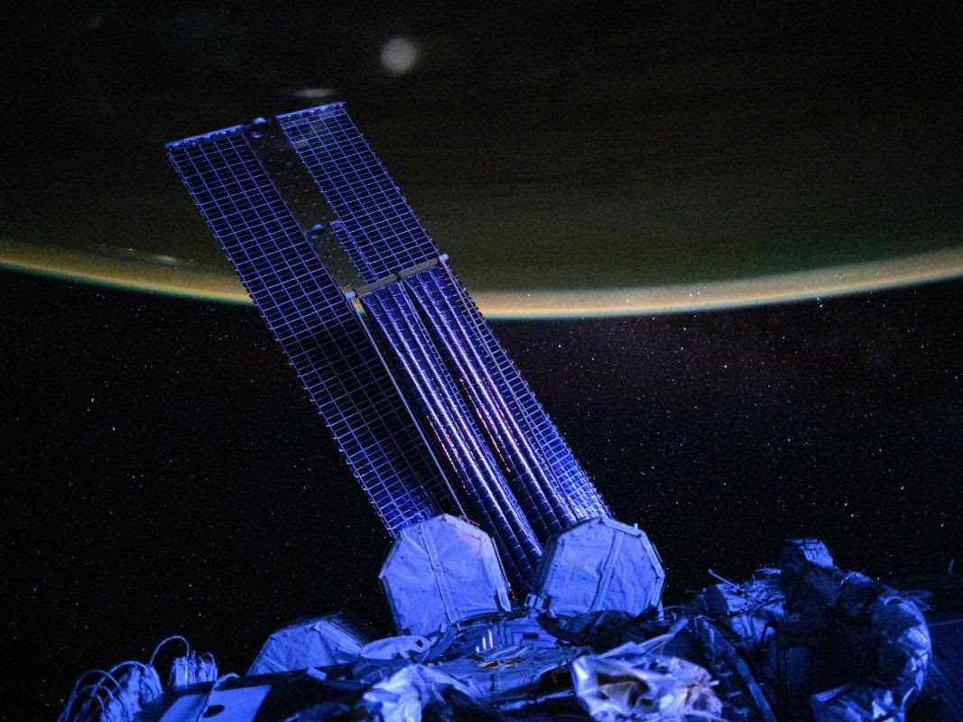 Основные солнечные батареи Международной космической станции (МКС). 
Снимок сделан на высоте примерно 426 км (265 миль) над Тихим океаном,  в сентябре 2025 года. 