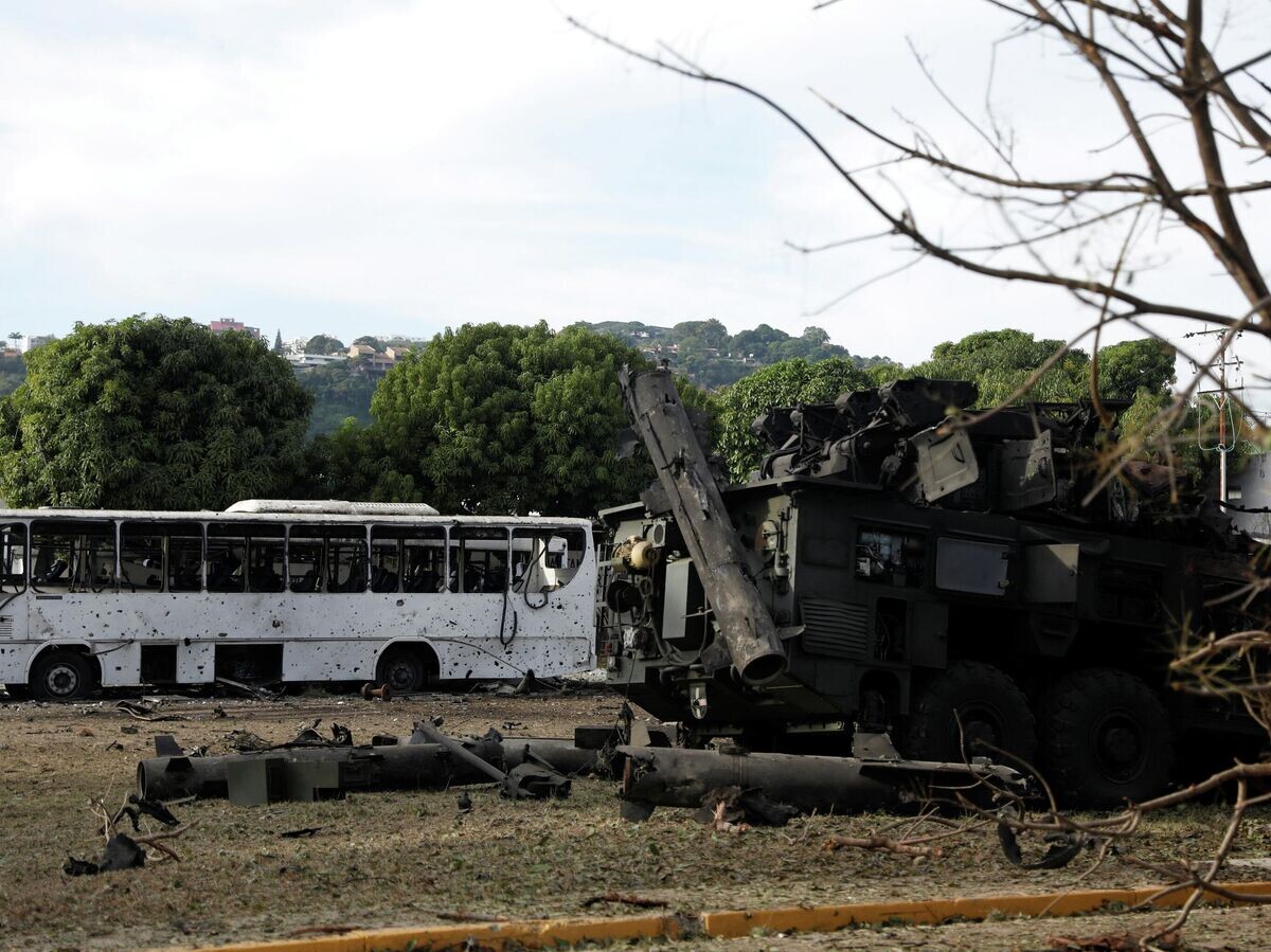    Уничтоженная зенитная установка на военной авиабазе Ла-Карлота после удара США по Каракасу | © REUTERS / Leonardo Fernandez Viloria