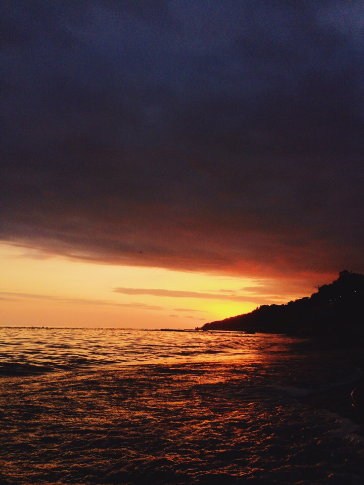 Сочинский закат. Живу в доме у девушки, которая мечтала сделать пристанище для путешественников. Как у неё дела?… 