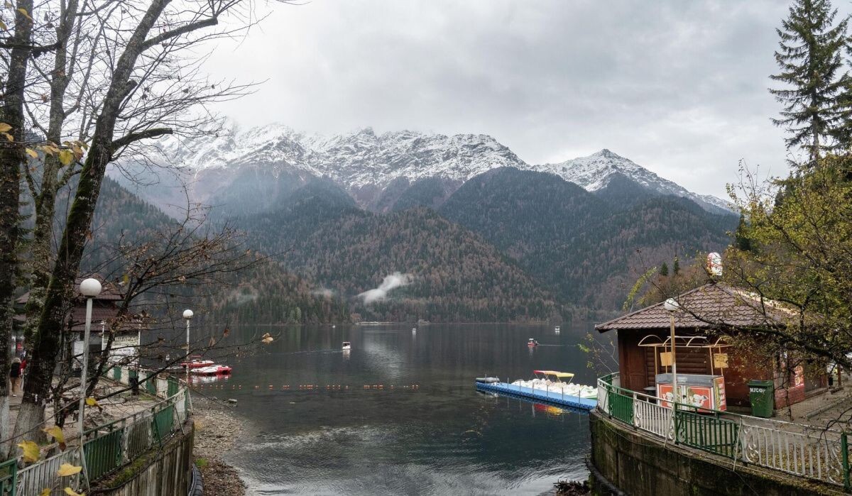     Озеро Рица в Абхазии. Источник: © РИА Новости Автор фото: Илья Питалев