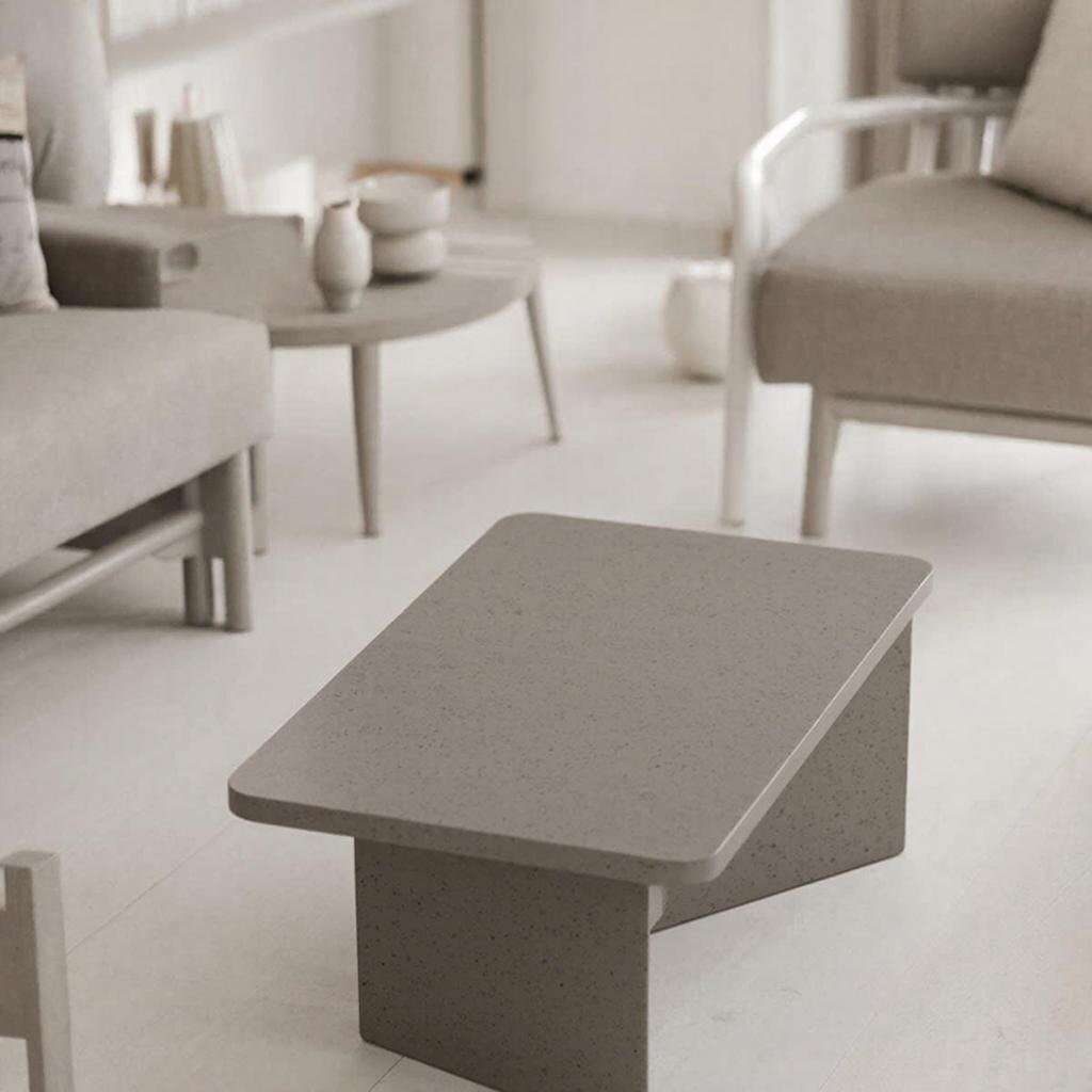 журнальный столик из микроцемента серого цвета